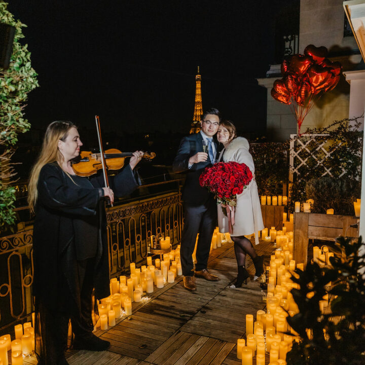 在面向艾菲尔铁塔的屋顶上求婚